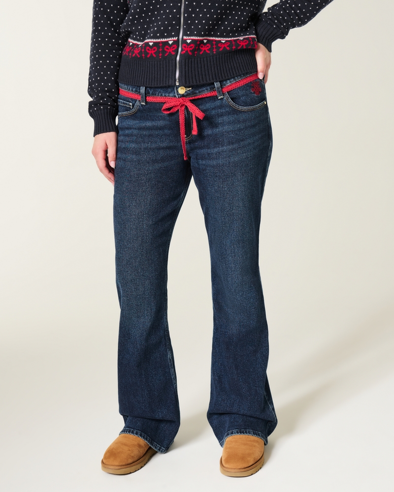jeans bootcut a vita bassa lavaggio scuro con cintura rossa