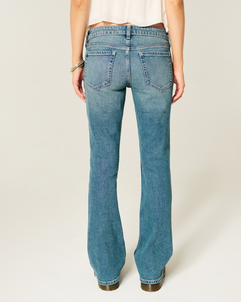 jeans bootcut a vita bassa lavaggio scuro con cintura rossa