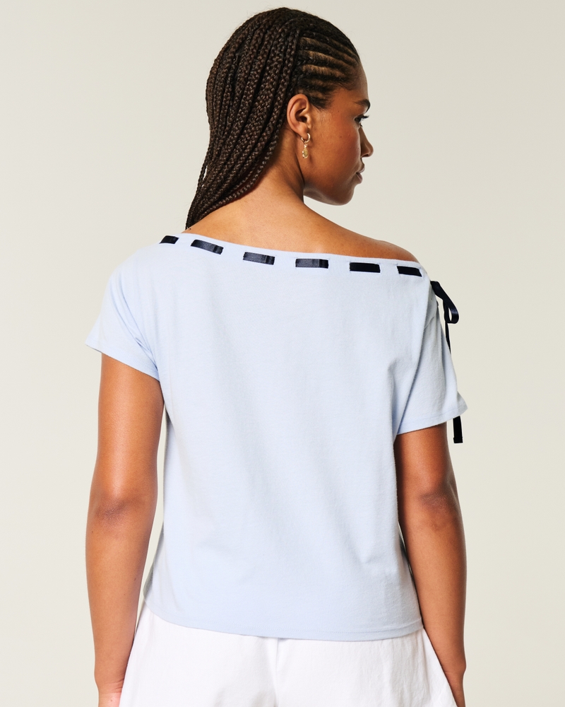 t-shirt ampia con spalle scoperte e nodo sul davanti