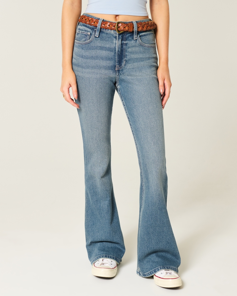 jeans svasati a vita alta lavaggio chiaro con ricamo a cuore