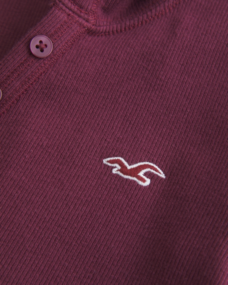 maglia con cappuccio e collo henley a maniche lunghe