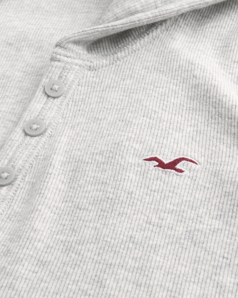 maglia con cappuccio e collo henley a maniche lunghe