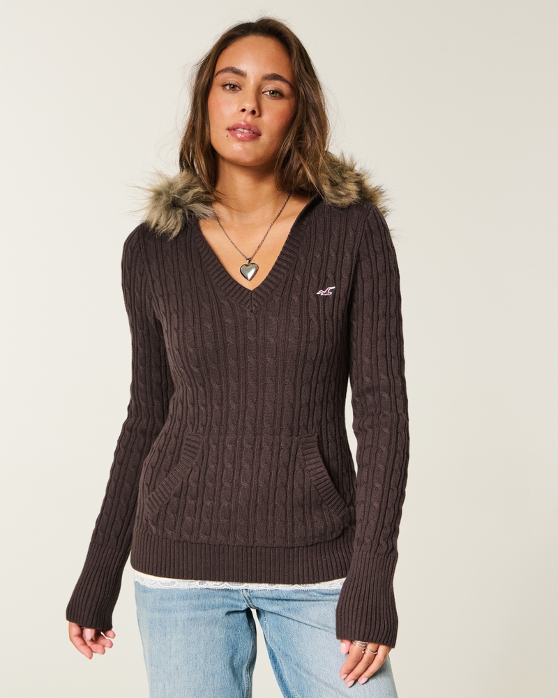 maglione lavorato a maglia con cappuccio e finiture in pelliccia sintetica