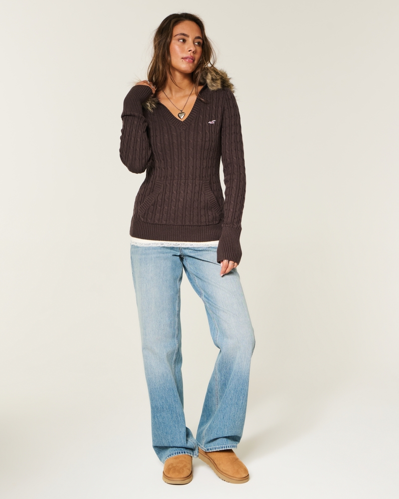 maglione lavorato a maglia con cappuccio e finiture in pelliccia sintetica