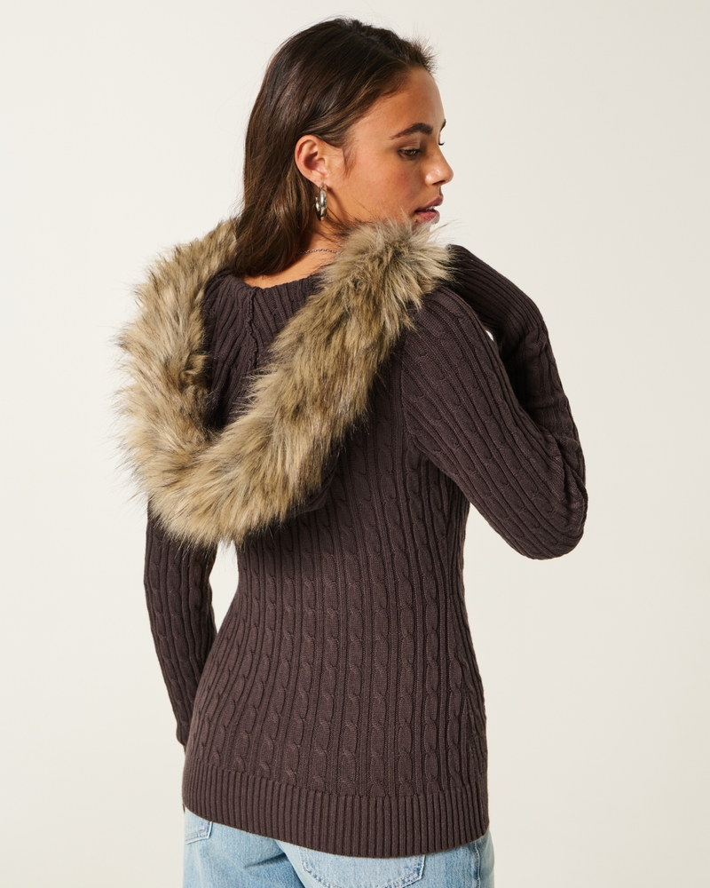 maglione lavorato a maglia con cappuccio e finiture in pelliccia sintetica
