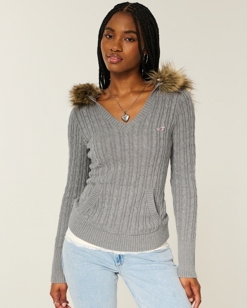 maglione lavorato a maglia con cappuccio e finiture in pelliccia sintetica